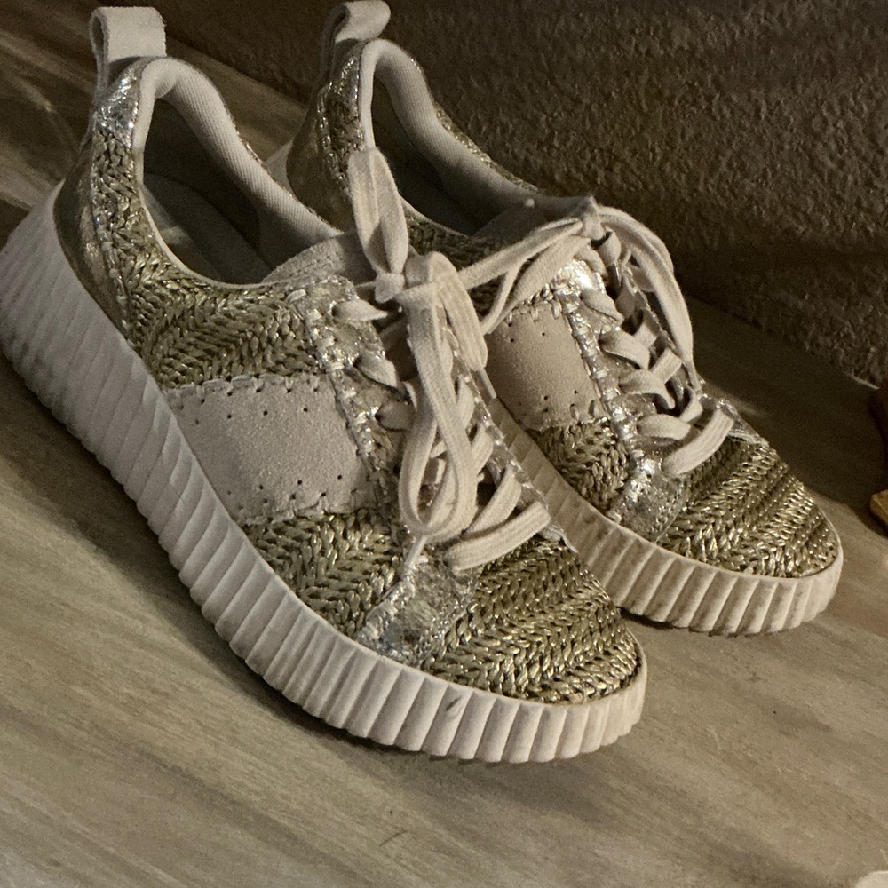 Dolce Vita metallic gold / white Sneakers. EUC